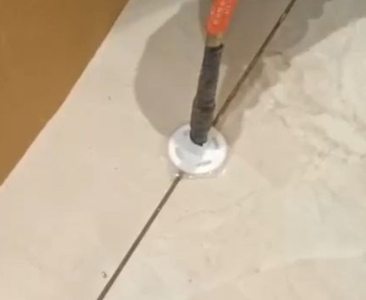 清河门瓷砖空鼓维修公司专业解答瓷砖在铺贴过程中，如果没有涂抹均匀到位的粘结材料（如水泥砂浆或瓷砖胶），可能会导致以下问题